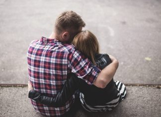 14 semne subtile ca prietena ta nu a trecut peste relatia cu fostul ei
