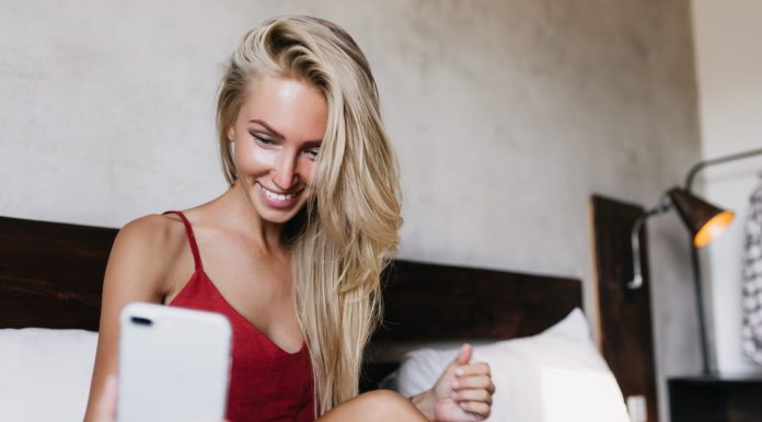 Cum să flirtezi online cu femei care vor relatii fără obligații, fără să pari disperat